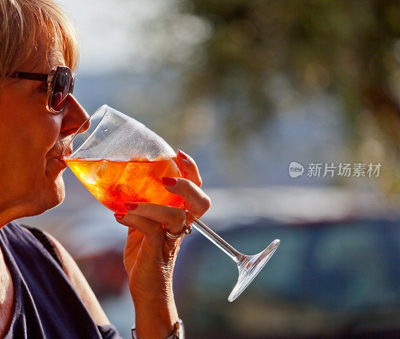 在地中海的夕阳下喝一杯Aperol Spritz开胃酒